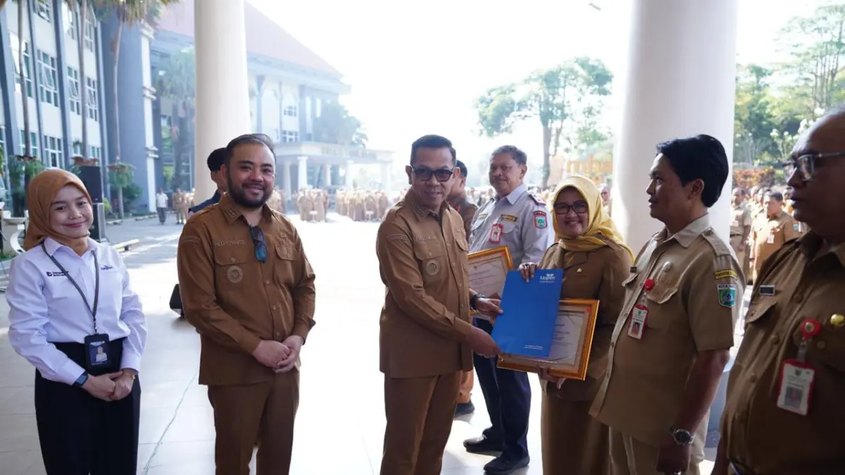MASA PENSIUN: Wali Kota Batu menyerahkan SK pensiun kepada Eks Kepala BKPSDM Kota Batu Santi Restuningsasi di Balai Kota Among Tani Batu beberapa hari lalu.