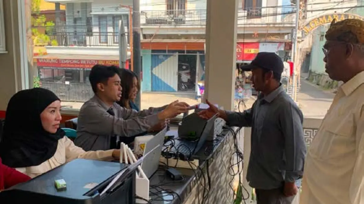 TAAT PAJAK: Beberapa warga mengakses layanan program PBB-P2 Keliling di salah satu kantor desa di Kota Batu beberapa waktu lalu.