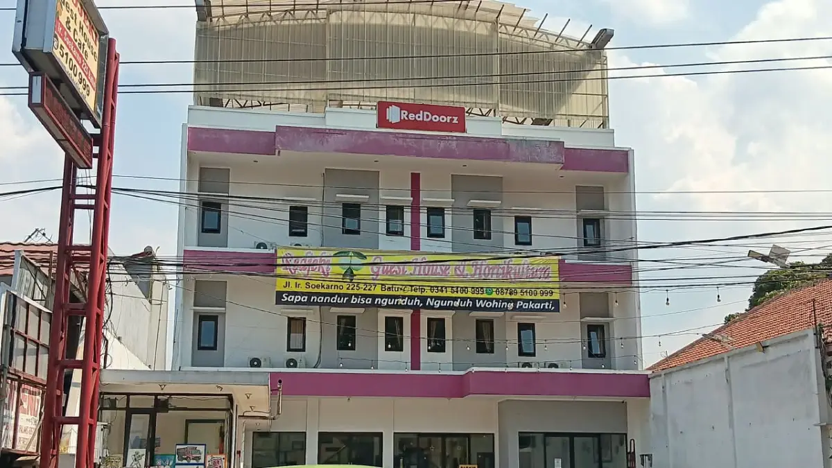 AKOMODASI WISATA: Salah satu hotel di Jalan Raya Mojorejo, Kecamatan Junrejo beroperasi normal beberapa hari lalu. (INDAH MEI YUNITA/RADAR BATU)