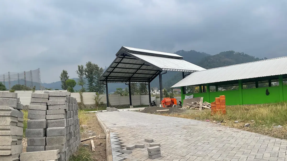 BELUM MEMADAI: Kondisi jalan menuju TPS3R Pesanggrahan akan dilebarkan.