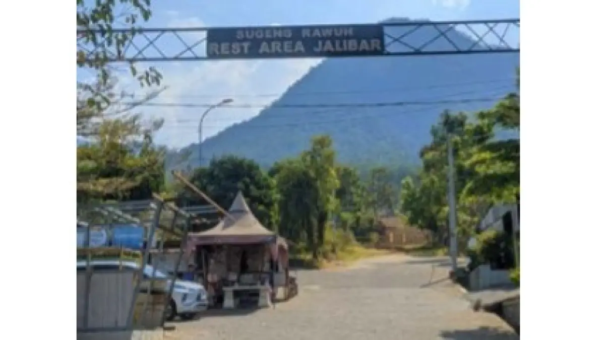 REST AREA: Beberapa warga masih beraktivitas di Rest Area Jalibar Kelurahan Oro-Oro Ombo, kendati kondisinya kini sepi.