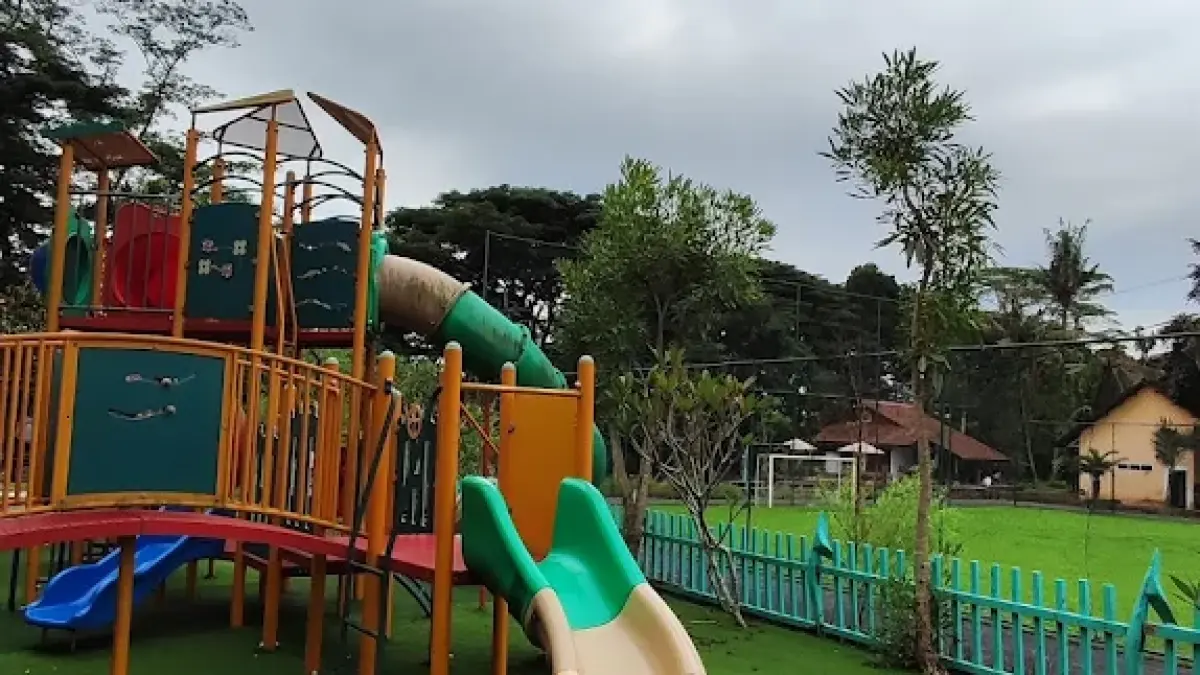 Hidden Leaf Cafe & Eatery Malang menyediakan playground dan mini soccer, sehingga anak bisa bermain sambil orang tua menikmati waktu santai. (Google Maps/Niko Alvian Akbar)