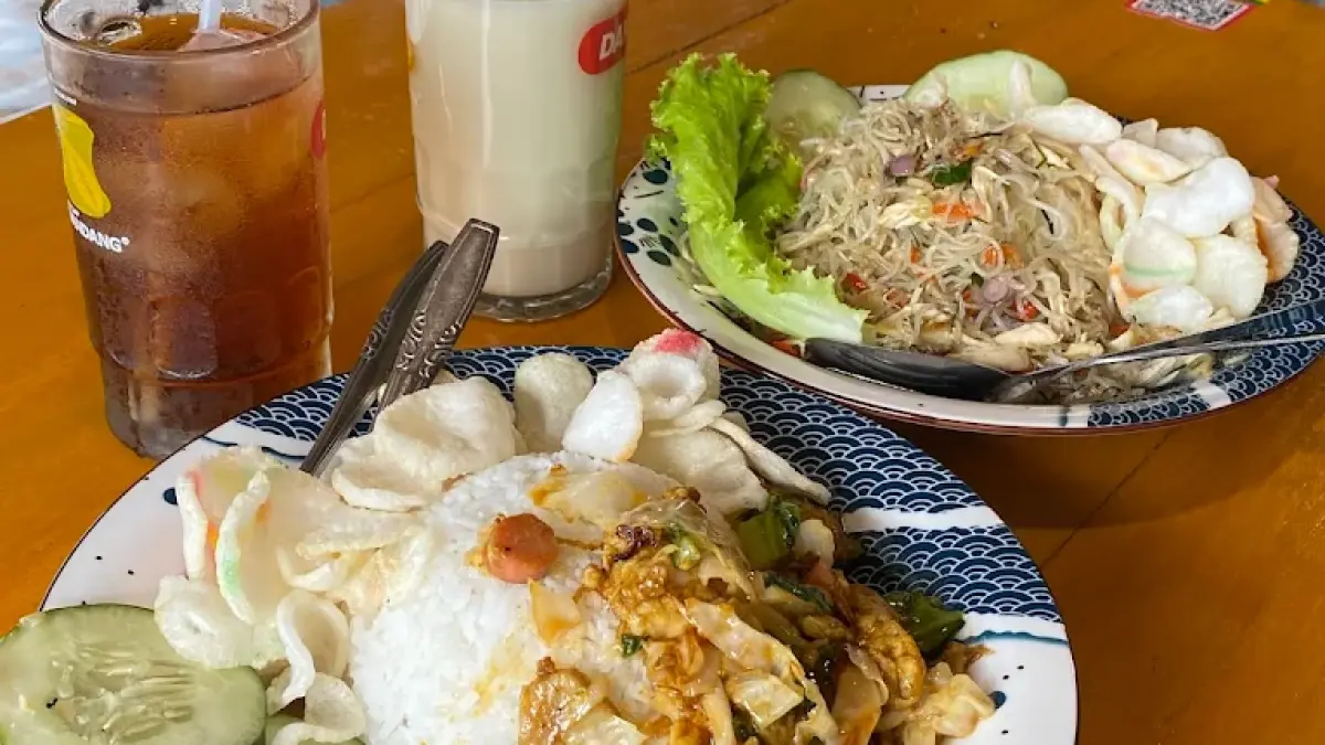 Warmindo Mang Ujo di Sisir, Kota Batu, buka 24 jam dengan menu mulai Rp3 ribuan. (Google Maps/Sora)