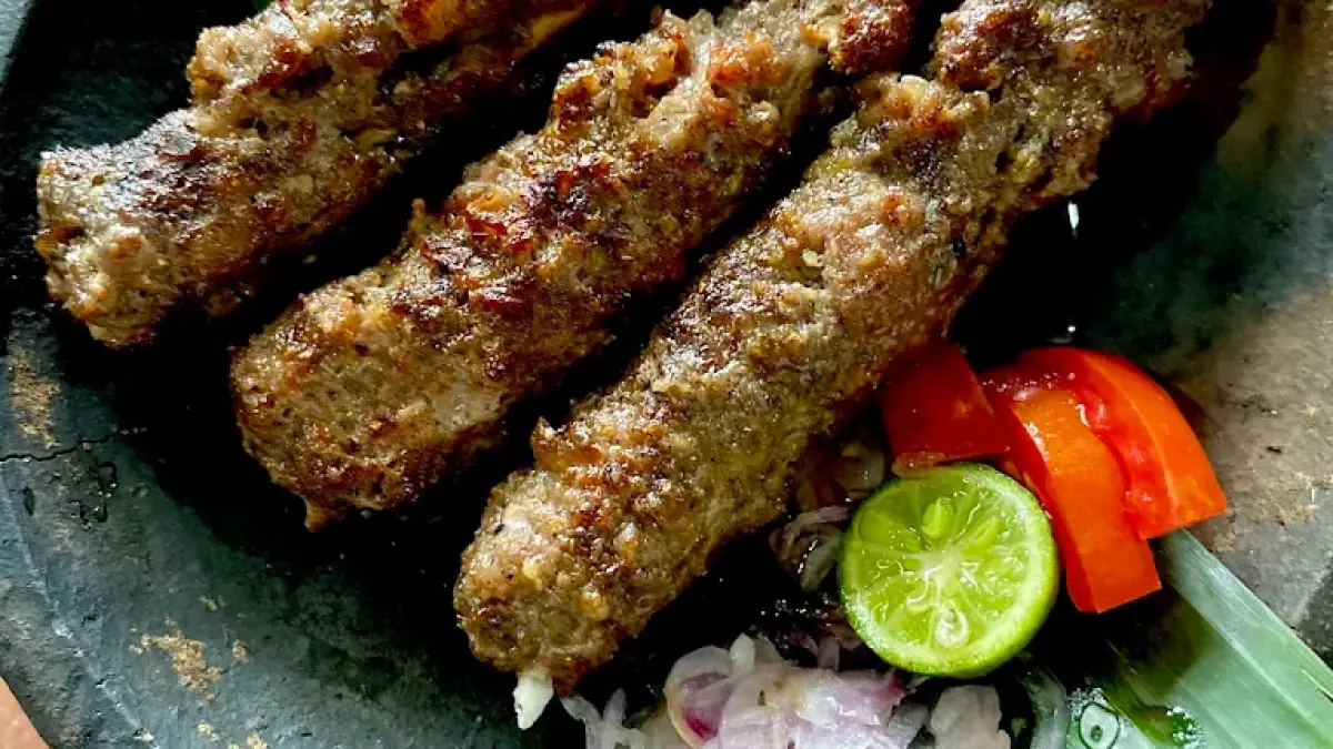 Sate Gajah di Warung Mundu Batu menggunakan daging sapi dengan potongan berukuran jumbo.