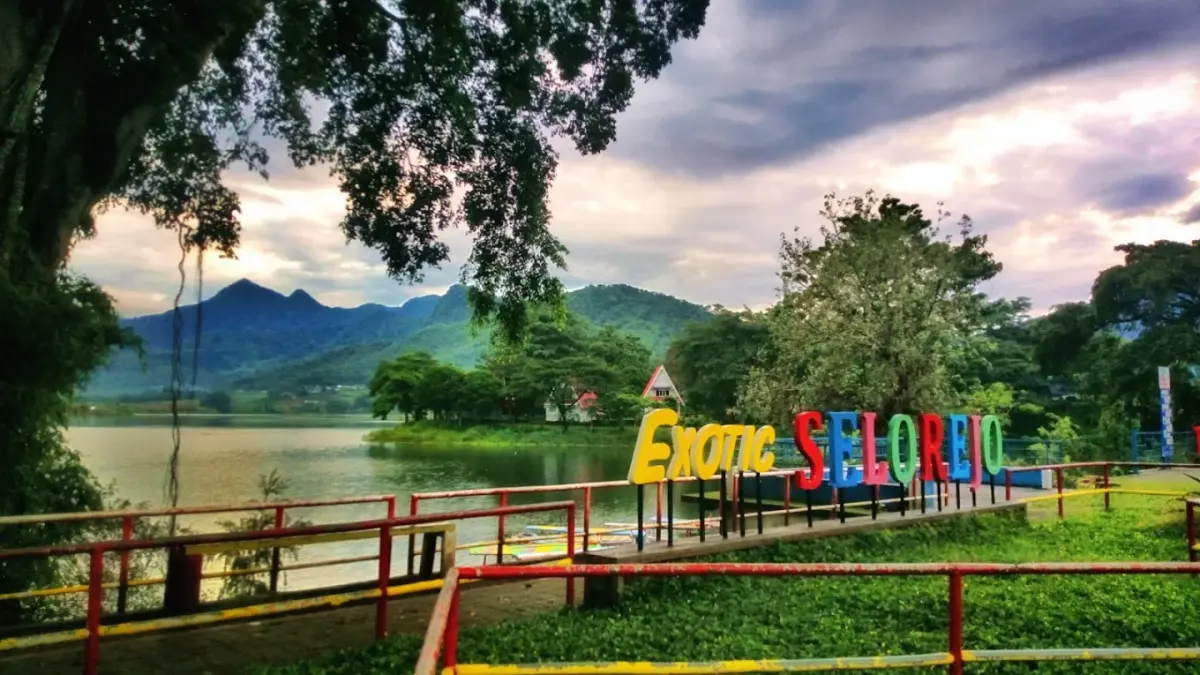 Pengunjung bisa menikmati Waduk Selorejo dengan panorama pegunungan. (Google Maps/Imam Malik)