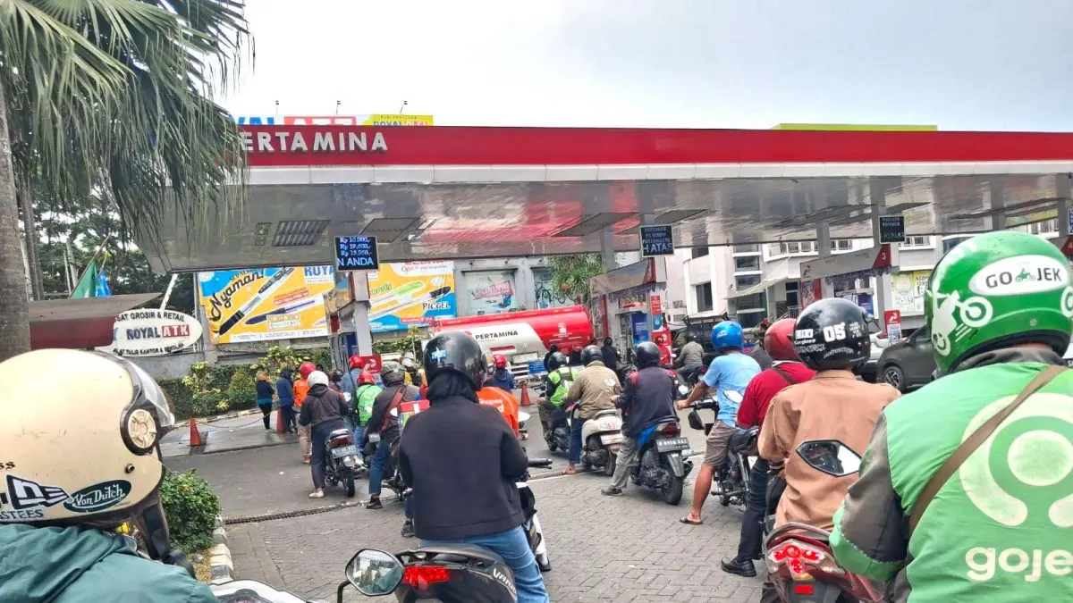 Antrean pengisian BBM di SPBU Pertamina Ciliwung, Malang, Jumat (9/10). Sumber: bacamalang.com