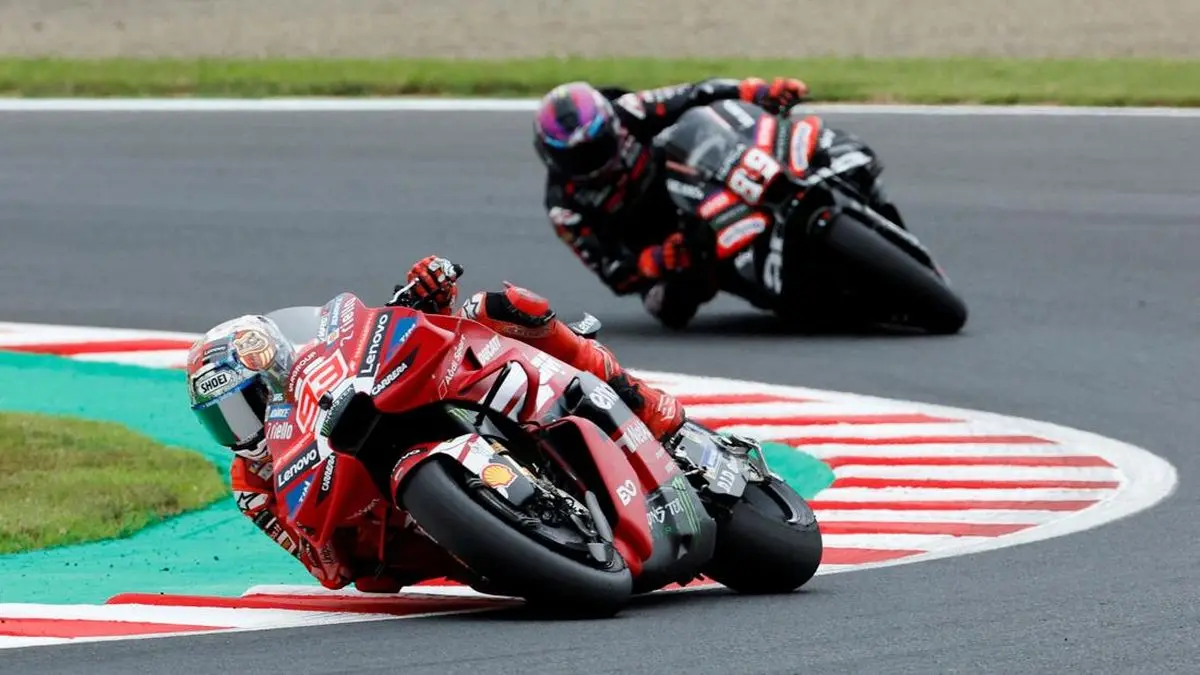 Marc Marquez (depan), Ducati Lenovo Team dan Jorge Martin (belakang), Aprillia Racing. Sumber: cnnindonesia.com