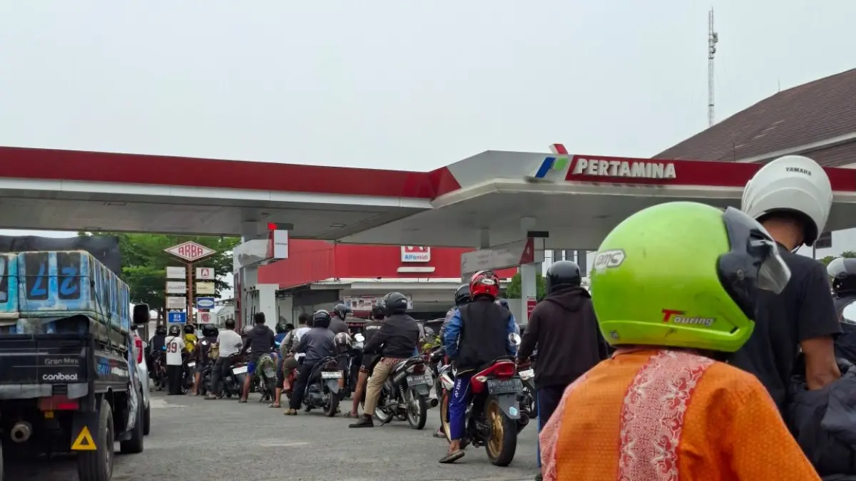 Antrean Pertamina disaat Pertalite langka. Foto: x.com/chocoembun