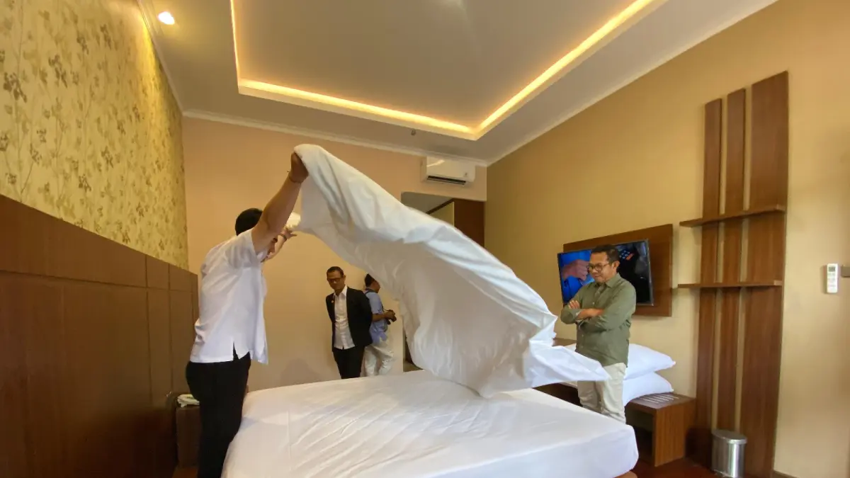 ASAH SKILL: Salah seorang bedmaker mempraktekkan penguasaan penataan kasur hotel di Hotel Selecta kemarin (12/10). (RORI DINANDA BESTARI/RADAR BATU)