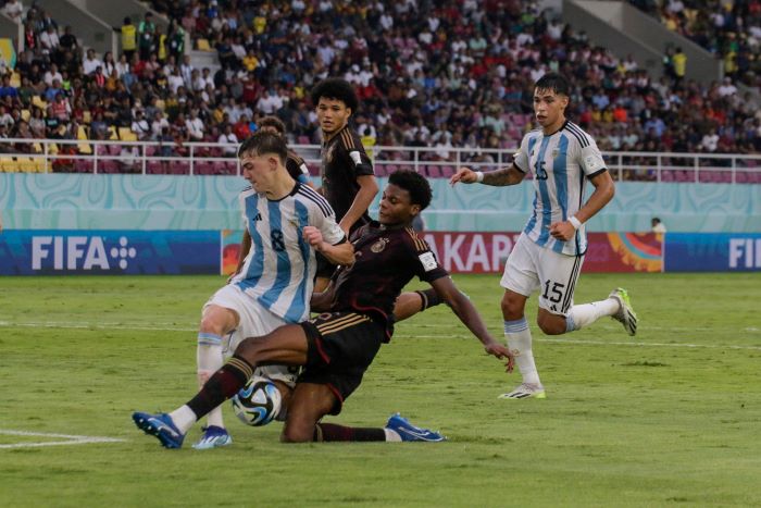 BERJIBAKU : Perebutan tiket final Piala Dunia U17 antara Argentina versus Jerman di Stadion Manahan, kemarin (28/11).