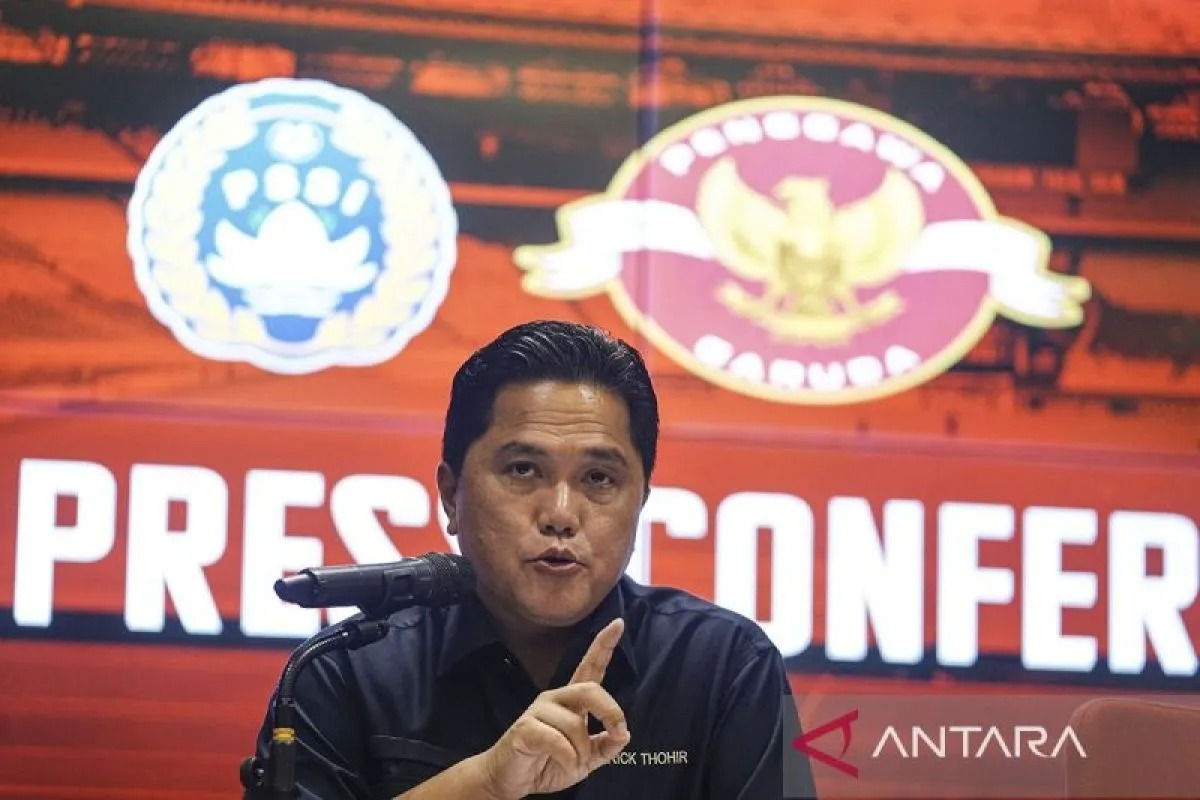 Ketum PSSI Erick Thohir menyampaikan keterangan dalam konferensi pers terkait penyelenggaraan Piala Dunia U-17 di GBK, Jakarta, Rabu (2/8/2023). ANTARA FOTO/Dhemas Reviyanto/aww/aa.