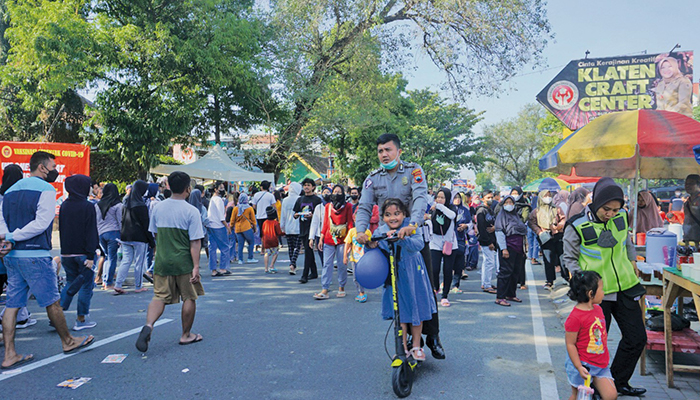 RAMAI: Masyarakat mengunjungi CFD di Jalan Mayor Kusmanto, Kecamatan Klaten Tengah, Minggu (26/11).