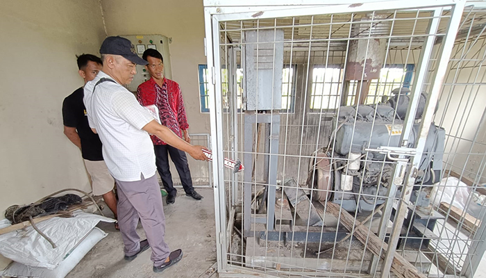 CARI BUKTI: Personel Polsek Plupuh menggelar olah TKP di rumah PWS yang dibobol pencuri.