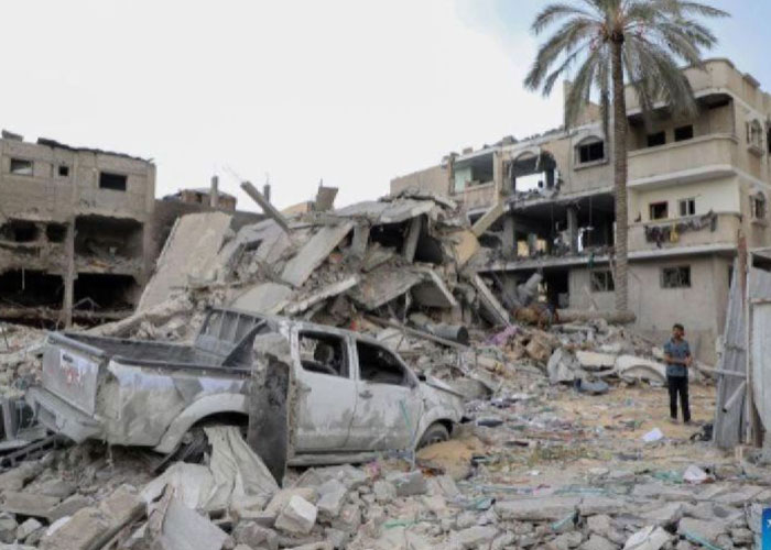 Seorang warga berdiri di antara reruntuhan bangunan yang hancur akibat serangan Israel di Kota Khan Younis di Jalur Gaza bagian selatan pada Minggu (12/11).