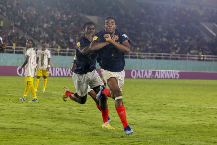 SELANGKAH LAGI: Para pemain Timnas Prancis U-17 merayakan golnya ke gawang Mali di semifinal Piala Dunia U-17 di Stadion Manahan, Selasa (28/11).