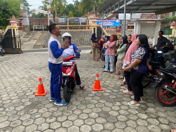 BERI ARAHAN: Safety Riding Instructor Astra Motor Jawa Tengah memberikan sosialisasi keamanan berkendara ke warga di kantor Kelurahan Gemawang, kemarin (29/11).