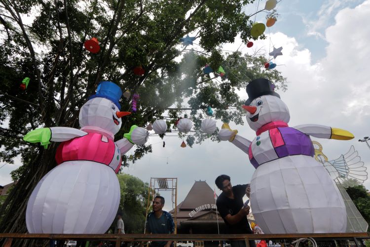 MERIAH: Pemasangan lampion dan lampu hias berbau Natal di depan Balai Kota Solo, kemarin.
