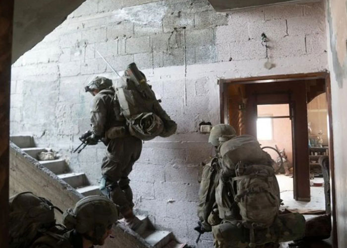 Foto yang dirilis Pasukan Pertahanan Israel (IDF) pada 16 November 2023 ini menunjukkan pasukan Israel melakukan operasi militer di bagian barat Kota Gaza.