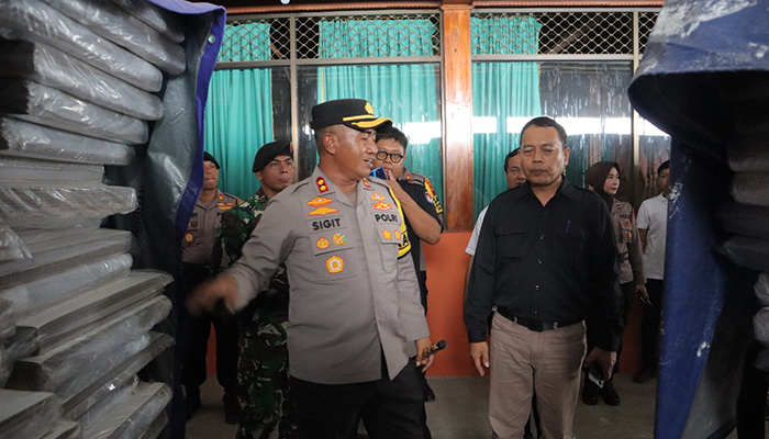 PANTAU: Kapolres Sukoharjo cek gudang logistik KPU, belum lama ini.
