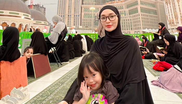 Zaskia Gotik Saat Melakukan Ibadah Umrah