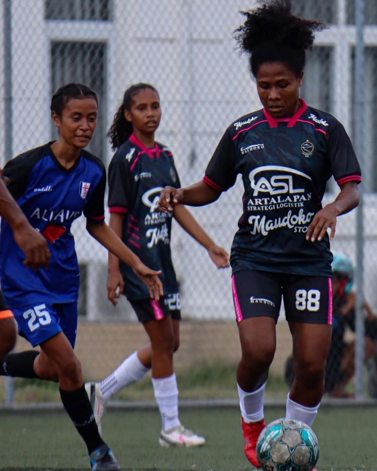 MEMBANGGAKAN: Bek Maudoko FC Remini Rumbewas (kanan) terjun di ajang Liga Timor Leste.