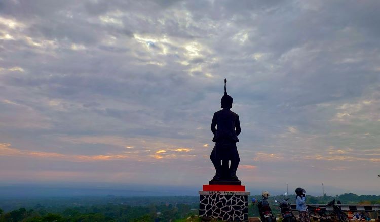 SUNRISE POINT: Patung Petruk di jalur Solo-Selo-Borobudur, Desa Genting, Kecamatan Cepogo, Boyolali sajikan panorama alam menarik.