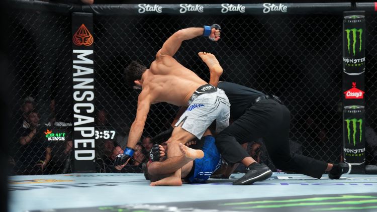 Arman Tsarukyan mengalahkan Beneil Dariush dalam duel yang berlangsung pada Minggu (3/12) WIB