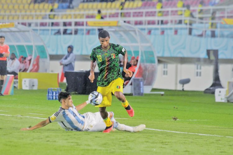 BERJIBAKU: Partai perebutan tempat ketiga Piala Dunia U-17 antara Mali melawan Argentina di Stadion Manahan, Jumat malam (1/12).