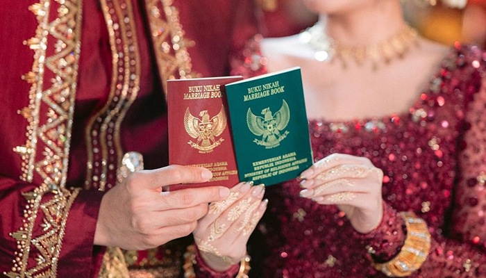 Potret Hanggini dan Luthfi Saat Memegang Buku Nikah Milik Keduanya