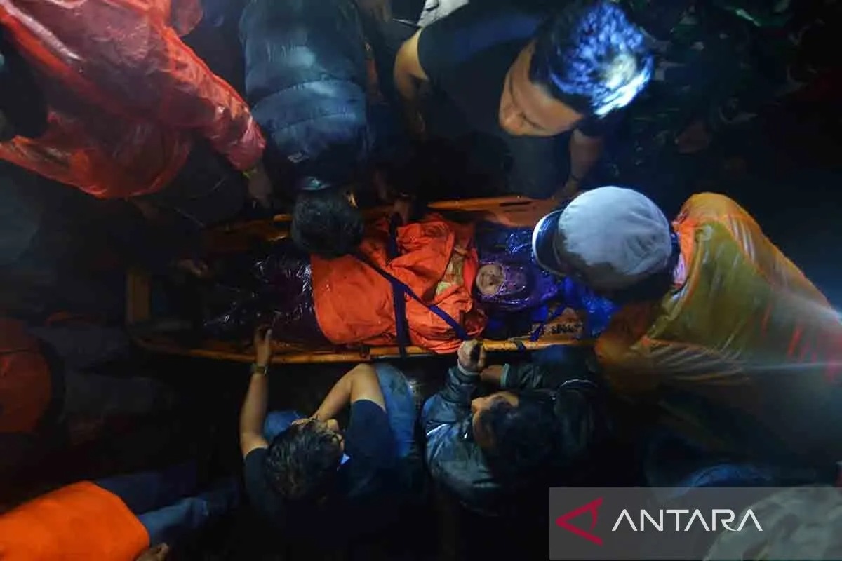 Tim SAR mengevakuasi korban erupsi Gunung Marapi yang mengalami luka bakar ANTARA FOTO/Iggoy el Fitra/rwa.