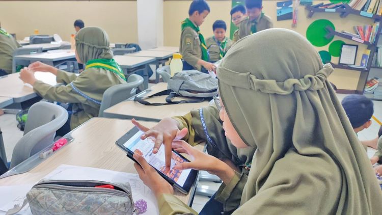 FOKUS: Salah satu SD di Kota Solo melakukan pembelajaran melalui gadget.