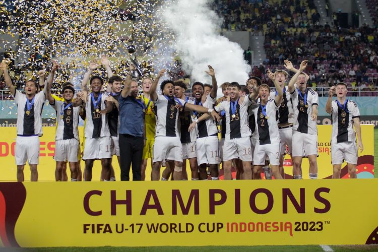 KAMPIUN PERDANA: Skuad Jerman merayakan titel juara Piala Dunia U-17 2023 di Stadion Manahan, Sabtu malam (3/12).