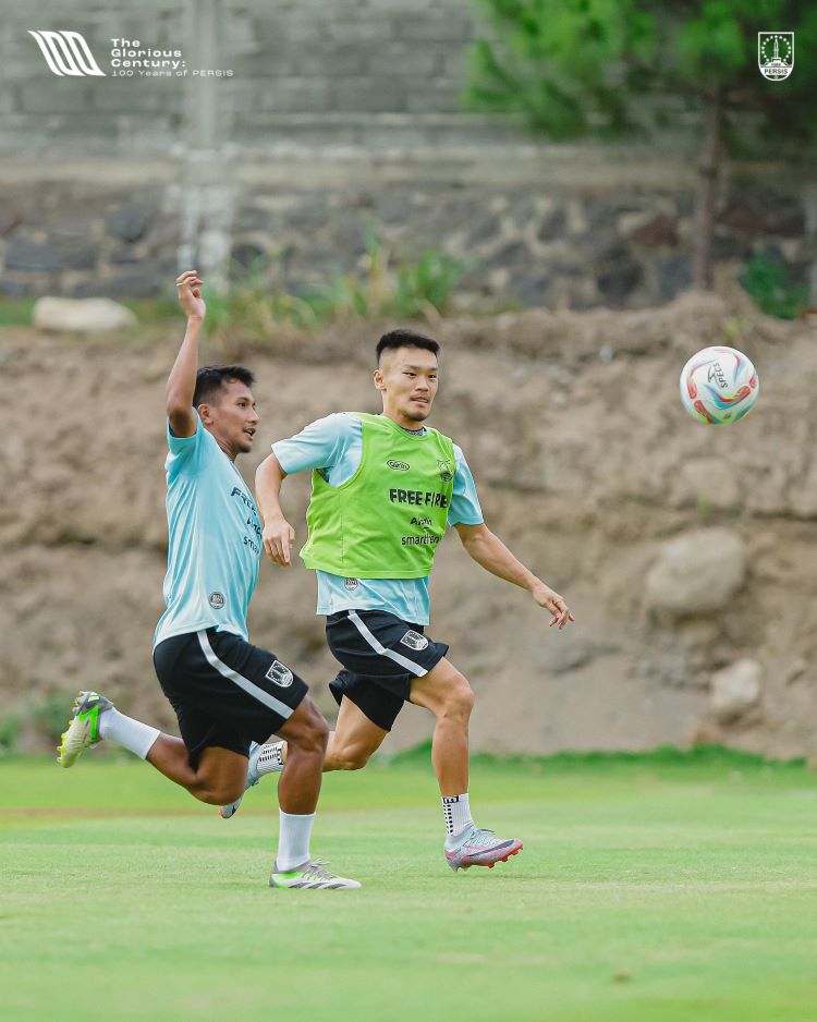 BERPROSES: Pemain baru Persis Solo Sho Yamamoto (kanan) dikawal ketat dengan Chrystna Bhagascara di sesi latihan tim, belum lama ini.