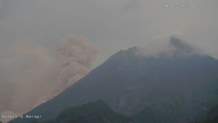 Terjadi awan panas guguran (APG) Gunung Merapi pada Senin (4/12)