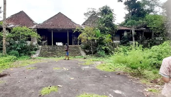 Bangunan Balkon Pasangrahan Mangkunegaran di Dusun Keprabon, Desa/Kecamatan Karangpandan Kabupaten Karanganyar