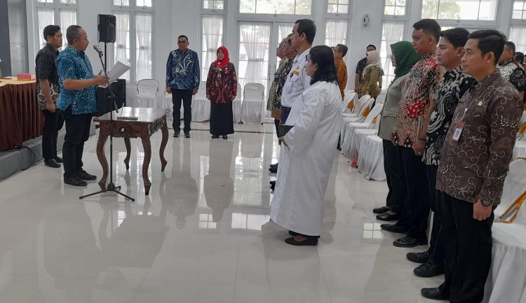 Bupati Karanganyar Rober Christanto melakukan mutasi pada sejumlah pegawai pemerintah daerahnya