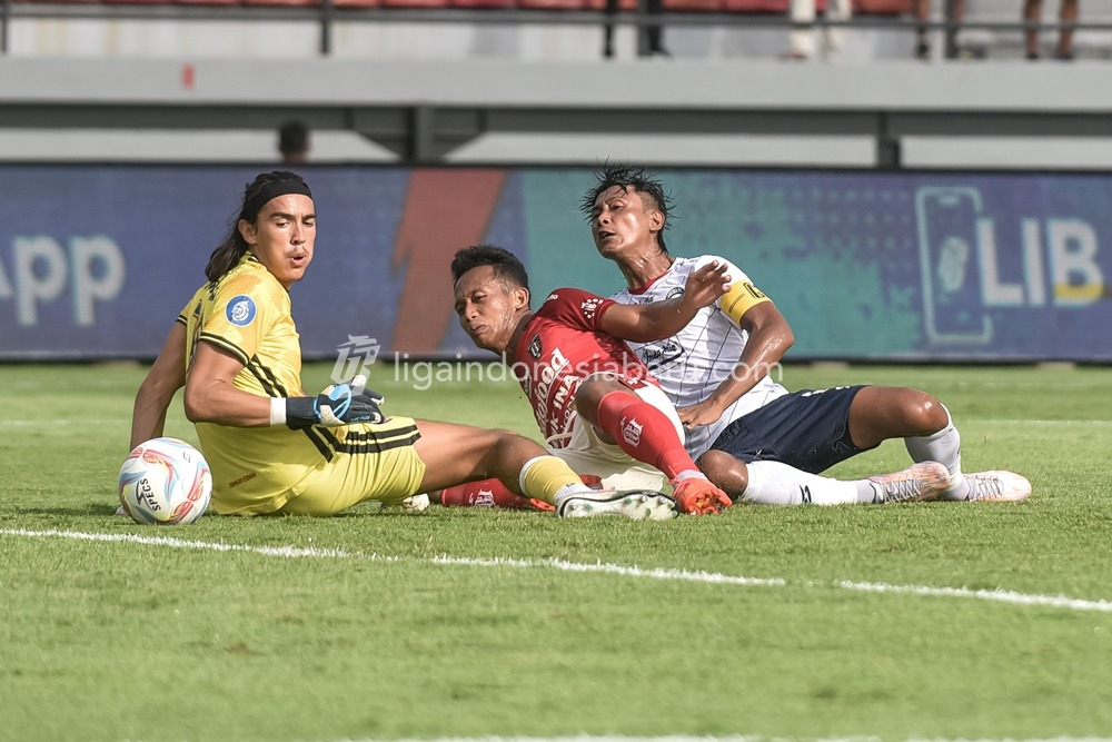 Arema FC kalah dari Bali United pada laga yang berlangsung pada Senin (4/12)