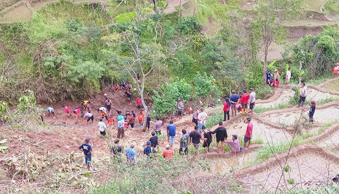Foto: Pencarian nenek yang terseret yang terseret longsor di Dusun Jaten RT 03 RW 06 Desa Ngroto Kecamatan Kismantoro Selasa (5/12/2023).
