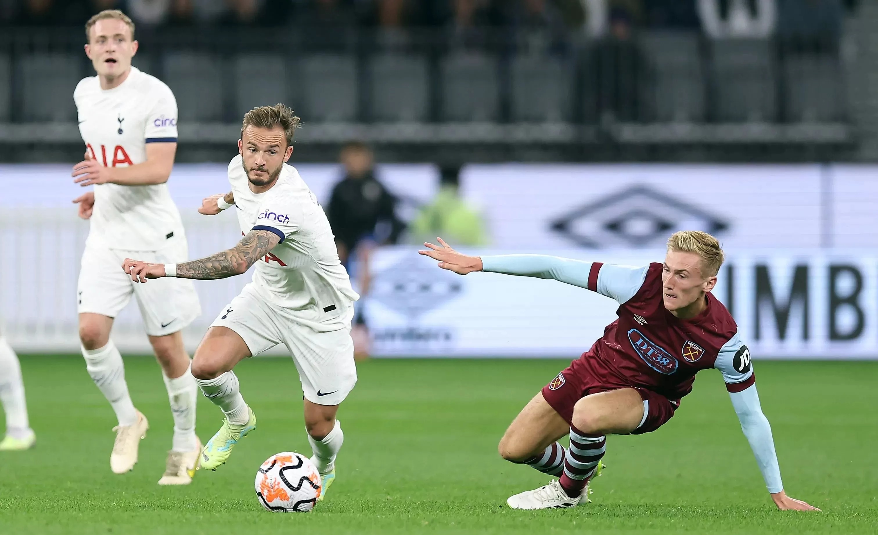 Gelandang serang baru Tottenham Hotspur James Maddison mengenakan nomor 71 saat melawan West Ham di Perth (18/7). (TOTTENHAM HOTSPUR FC )