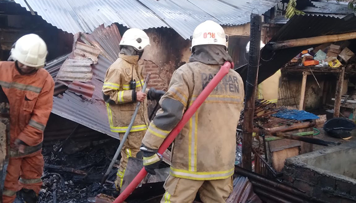 Petugas Damkar Klaten saat memadamkan api terhadap bangunan gudang rongsok di Desa Kujon, Ceper
