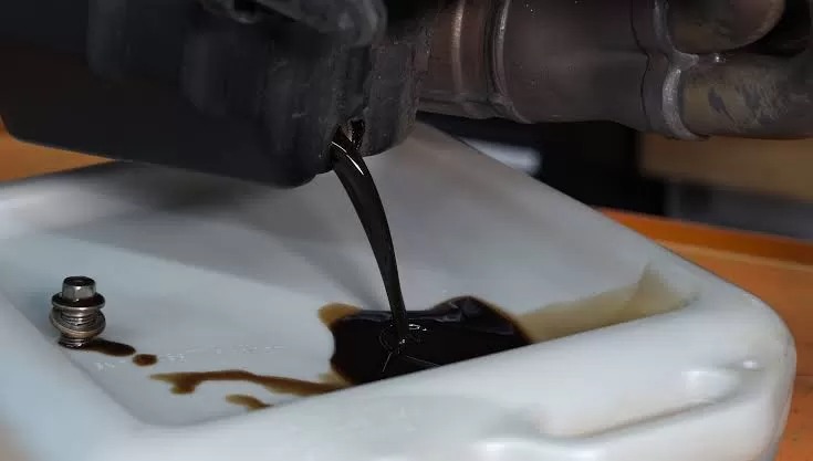 Ilustrasi: Penggantian oli pada sepeda motor penting untuk menjaga kinerjanya tetap optimal. (RevZilla).