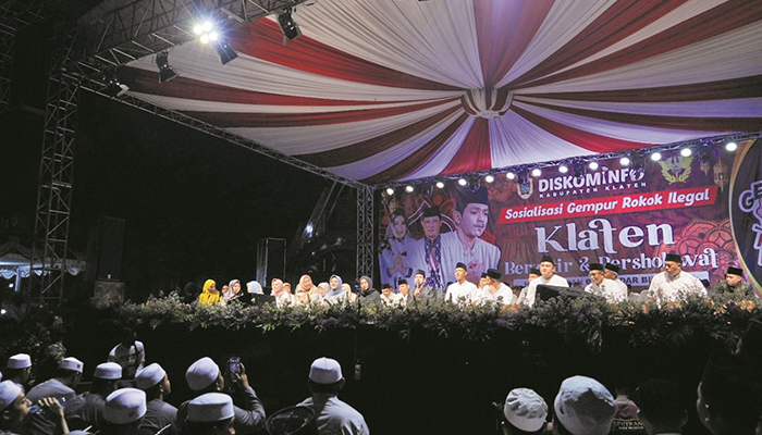MERIAH: Pemkab Klaten gelar sosialisasi gempur rokok ilegal di Alun-Alun Klaten, Rabu (6/12) malam.