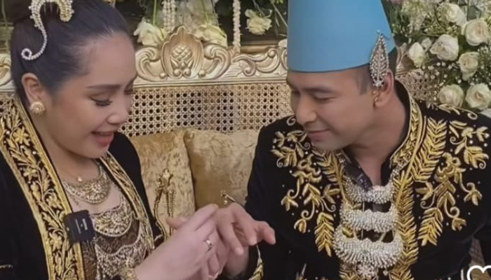 Kalung Sungsun Yang Dikenakan Raffi Ahmad dan Nagita Slavina