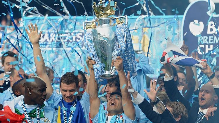 Para Manchester City, termasuk Mario Balotelli, merayakan kesuksesan merengkuh gelar Liga Inggris 2011/2012