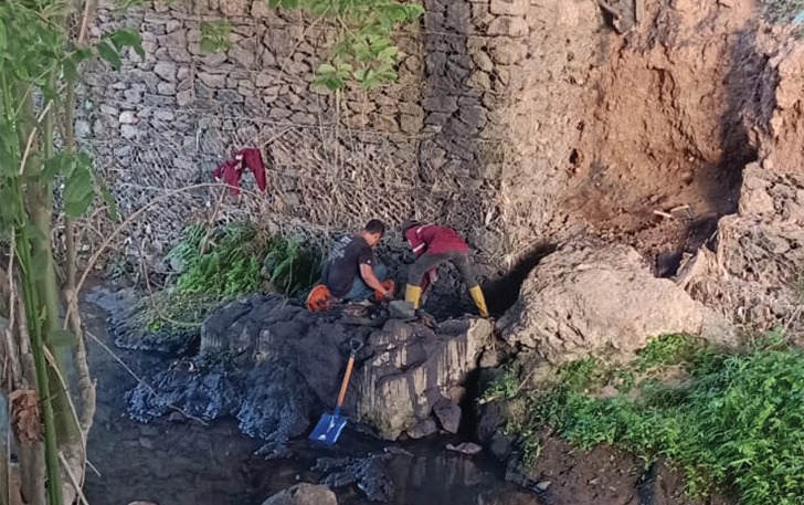 Pembersihan sisa limbah di lokasi pertama di Dusun Klepu, Desa Brajan, Kecamatan Mojosongo oleh petugas khusus transporter limbah B3 pada Selasa (13/12) sore.