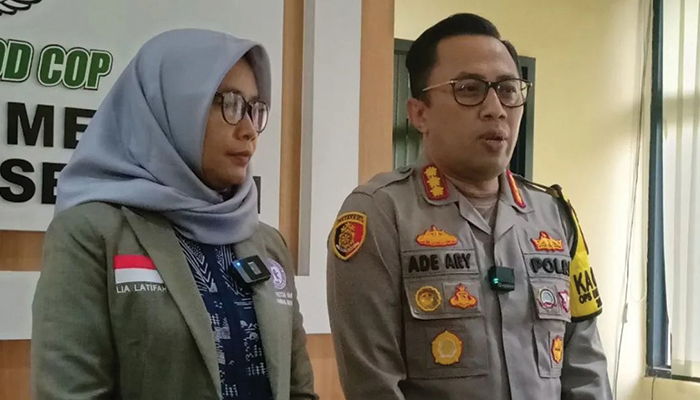 Kepala Kepolisian Resor (Kapolres) Metro Jakarta Selatan Kombes Pol Ade Ary Syam Indradi (kanan) saat memberikan keterangan kepada wartawan di Jakarta, Selasa (12/12/2023).