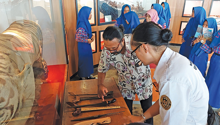 EDUKASI: Pameran keris oleh tiga kolektor di Museum R. Hamong Wardoyo, Boyolali, kemarin (13/12).