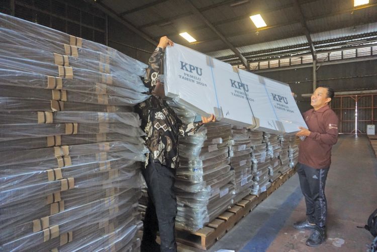 Komisoner KPU Klaten mengecek logistik Pemilu 2024 di Gudang Bulog, Desa Karanganom, Kecamatan Klaten Utara, Kamis (14/12).