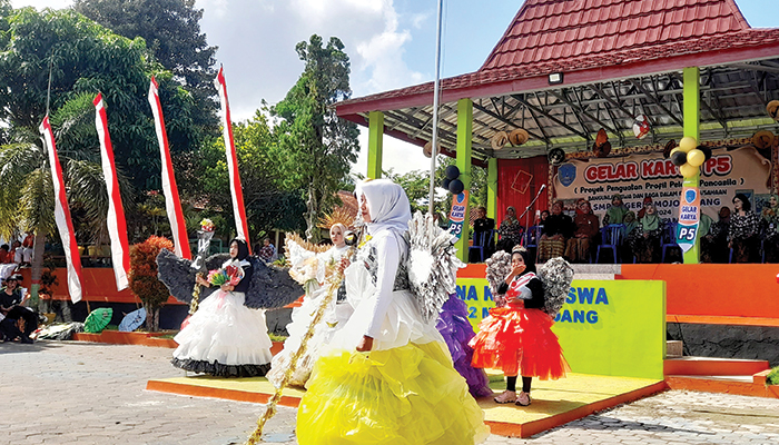 KREATIF: Siswa SMP N 2 Mojogedang menampilkan kreasi busana dari barang bekas.