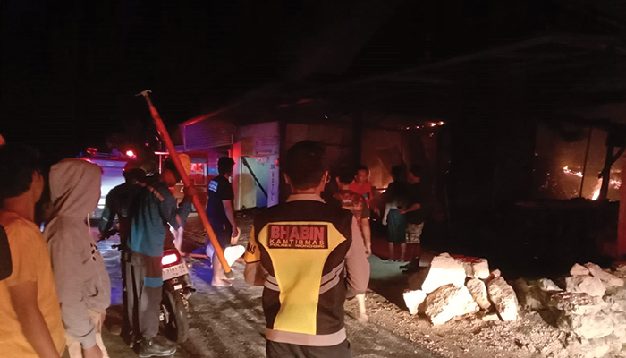 BIKIN GEGER: Pemadaman api di wilayah Desa/Kecamatan Eromoko, Kamis malam (15/12).